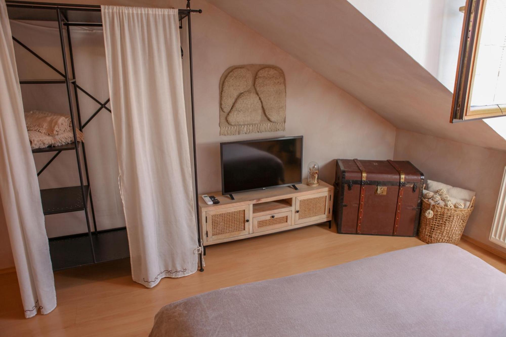 Cozy Apartment In The Heart Of The Historic City Братислава Экстерьер фото