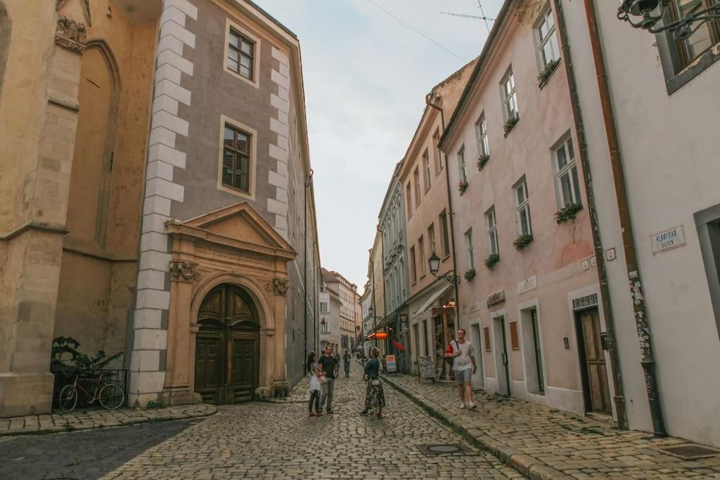 Cozy Apartment In The Heart Of The Historic City Братислава Экстерьер фото